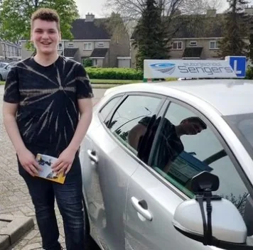 Geslaagde leerling bij de lesauto van Autorijschool Sengers