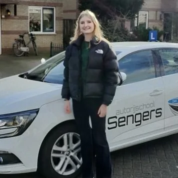 Geslaagde leerling voor de lesauto van Autorijschool Sengers