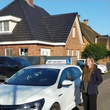 Geslaagde leerling bij de lesauto van Autorijschool Sengers in Oss
