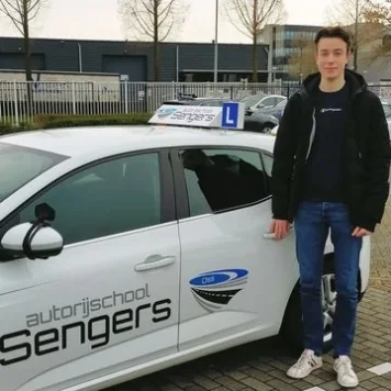 Geslaagde leerling naast de lesauto van Autorijschool Sengers in Oss