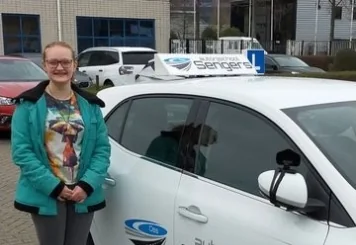 Geslaagde leerling bij de lesauto van Autorijschool Sengers