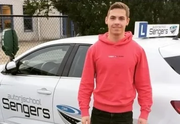 Geslaagde leerling voor de lesauto van Autorijschool Sengers in Oss