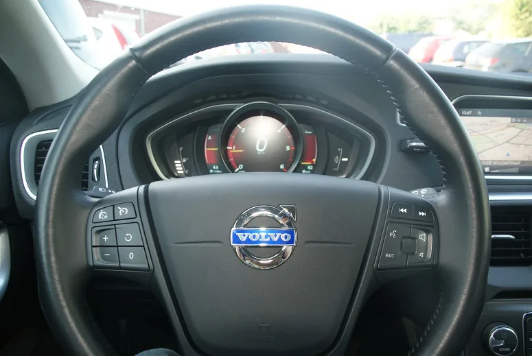 Het stuur en dashboard van de Volvo lesauto van Autorijschool Sengers