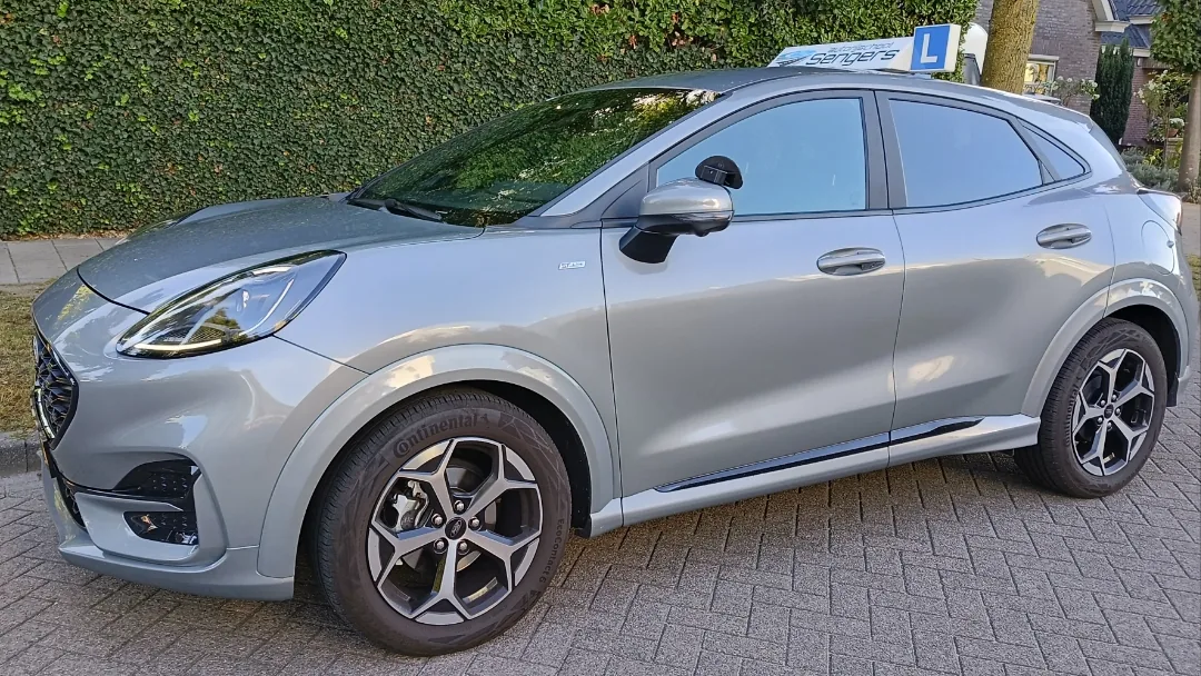 De grijze Ford Puma lesauto van Autorijschool Sengers met daklicht